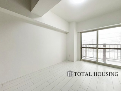 【洋室】 | サニーハイツ藻岩 | 開放的なバルコニー直結のお部屋です。大きな窓はお日様の光をたっぷり取り込み、明るく癒されるプライベートルームになりそうです。