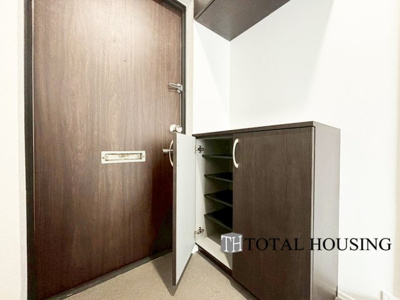 【玄関】 | サニーハイツ藻岩 | 住まう人も来客も入った時にワクワクさせてくれるオシャレな玄関♪
収納もたっぷりあるので、靴がたくさんあっても安心！
気持ちの良い朝は、毎日ここからスタートしていきます♪