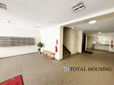 【エントランス】 | サニーハイツ藻岩 | 落ち着いた雰囲気のロビーで、住む人に心地よいひとときを提供します。ベンチと集合ポストが設けられています。