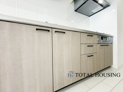 【キッチン】 | サニーハイツ藻岩 | LDKを広く使え、料理に集中することができる壁付けタイプのキッチンです。上下に収納が設けられ、調理用品や食器類をすっきりと収納できます◎