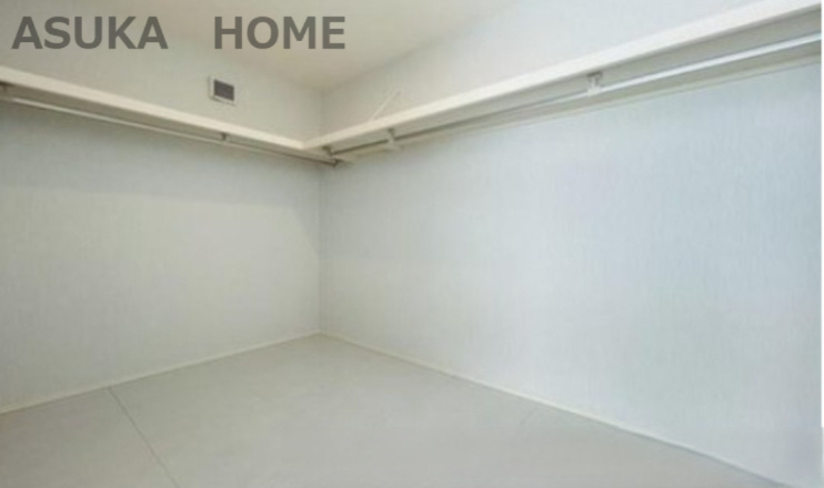 瀬谷区橋戸３丁目 戸建の収納|奥行きあるウォークインクローゼットは使う人に配慮したデザイン