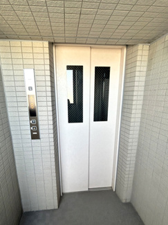 【その他共用部分】 | お買い物時やベビーカーの出し入れに便利なエレベーター付です。