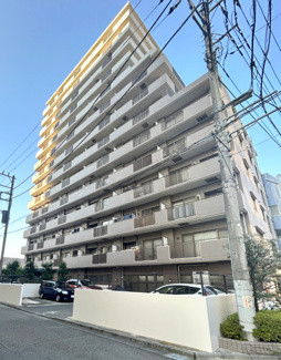 【外観】 | 総戸数65戸、平成9年9月築、管理人は日勤勤務につき管理体制良好です♪