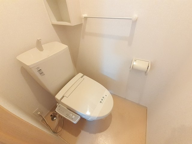 温水洗浄便座機能付きトイレです♪
