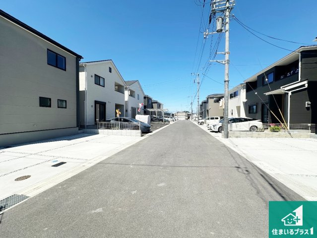 ●桜井市西之宮　第6期　新築一戸建ての前面道路含む現地写真|周辺は閑静な住宅街！前面道路広々で車の出し入れも便利です。駐車が苦手な方でも安心して車庫入れできます！