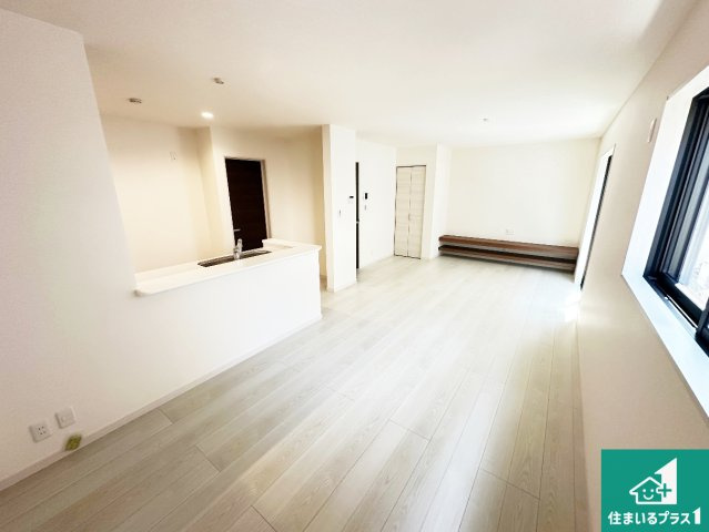 ●桜井市西之宮　第6期　新築一戸建ての居間・リビング|シンプルなリビングは、観葉植物等のインテリアを楽しめますね！パパ好みにも、ママ好みにも家具次第で雰囲気を変えることができます！