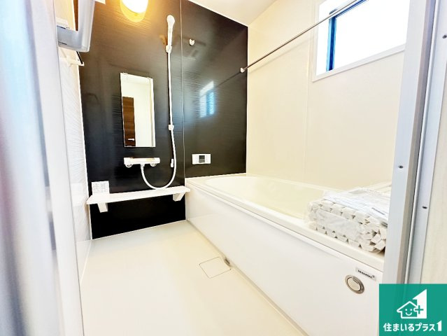 ●桜井市西之宮　第6期　新築一戸建ての浴室|足をゆったり伸ばして寛げる浴槽です。窓が設けられていますので差し込む光が明るく穏やかな雰囲気にしてくれます♪浴室乾燥機も設置しているので、雨の日の洗濯物も安心です♪