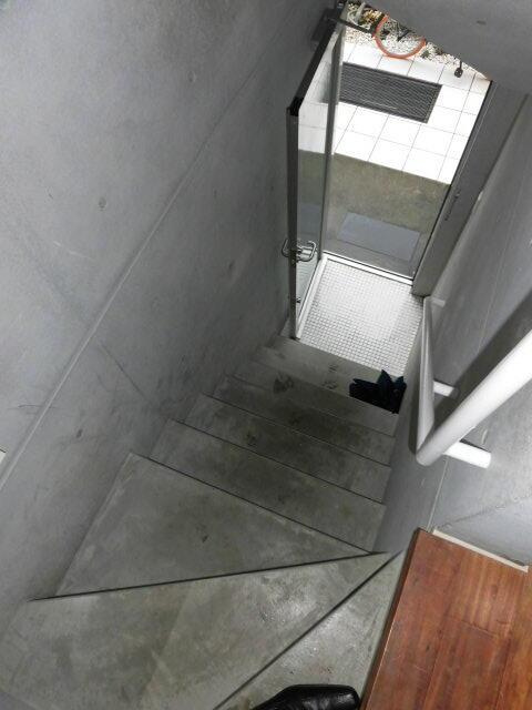 ニューディレクトレジデンス学芸大学の玄関|玄関からの階段です