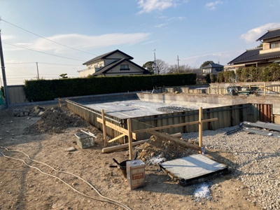 【外観】 | 袋井市彦島 2期 新築一戸建て 2号棟 | 現在建築中の外観画像です。ご内覧は同じメーカーの完成物件へご案内いたしますので、いつでもご相談ください！