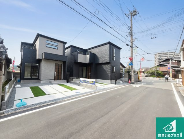 加古川市加古川町本町　第2期　新築一戸建ての前面道路含む現地写真|周辺は閑静な住宅街！前面道路広々で車の出し入れも便利です。駐車が苦手な方でも安心して車庫入れできます！