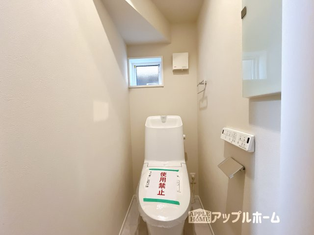 【新築住宅】さいたま市中浦和5期 全5棟のトイレ|白を基調とした清潔感のある明るい空間。温水洗浄便座付きで、毎日快適・清潔に使用できます。操作しやすい壁面リモコンを採用しています。