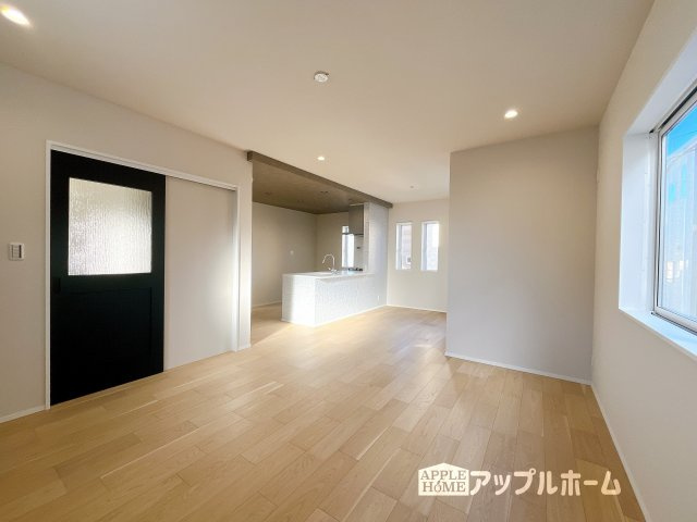 【新築住宅】さいたま市中浦和5期 全5棟の居間・リビング|広々リビング×対面キッチンで家族の会話も弾みます♪家族団らんの秘訣は間取りにあり☆夢のマイホームを一緒に叶えましょう！