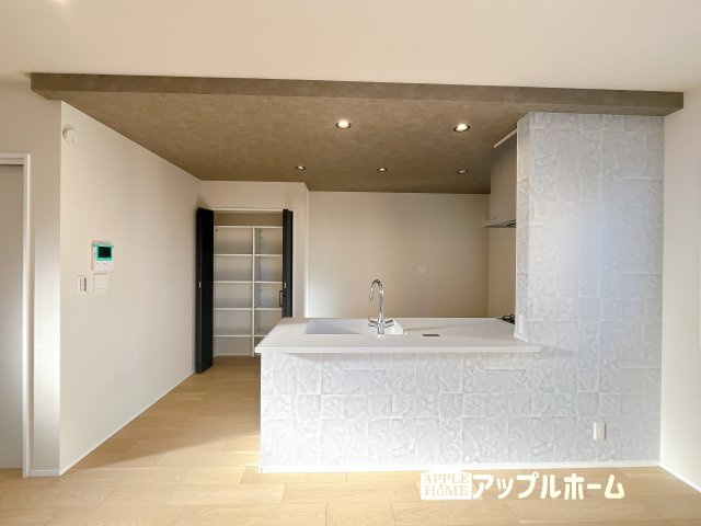 【新築住宅】さいたま市中浦和5期 全5棟のキッチン|対面式キッチンは、家族のコミュニケーションを育み、子育て家族にも好適なプラン！リビングで寛ぐご家族をいつも感じられます♪会話を楽しみながら家事ができ、小さいお子様がいても安心です！