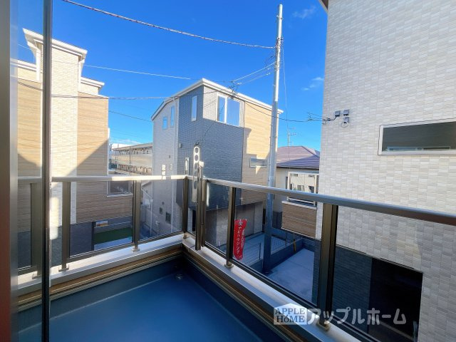 【新築住宅】さいたま市中浦和5期 全5棟のバルコニー|家族分の洗濯物もしっかり干せます。日当たりも良く、毎日のお洗濯が楽しくなりそう♪お布団は手軽に干せていつもポカポカに☆