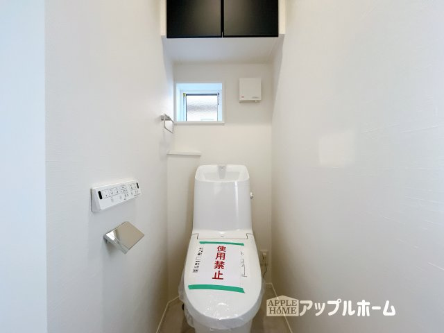 【新築住宅】さいたま市中浦和5期 全5棟のトイレ|白を基調とした清潔感のある明るい空間。温水洗浄便座付きで、毎日快適・清潔に使用できます。操作しやすい壁面リモコンを採用しています。