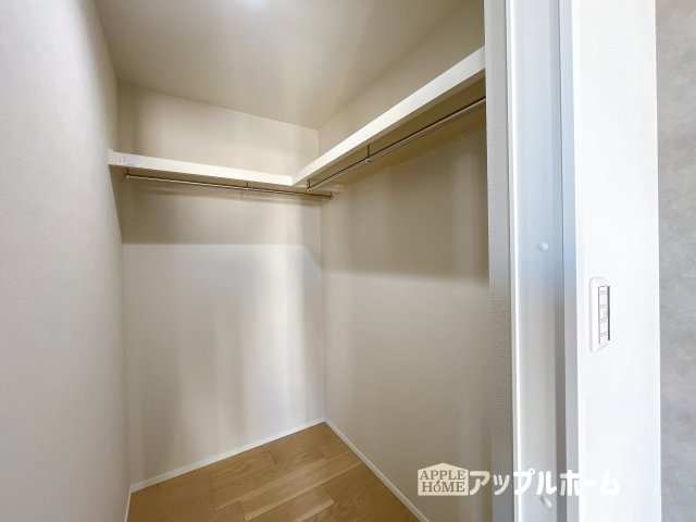 【新築住宅】さいたま市中浦和5期 全5棟の収納|お洋服を大切にされる方に大変喜ばれる、ウォークインクローゼット。お洋服以外にも掃除機やスーツケースなどを一箇所に集約できるのは魅力ですね！扉が一箇所ですので、お部屋の見た目にもスッキリ！