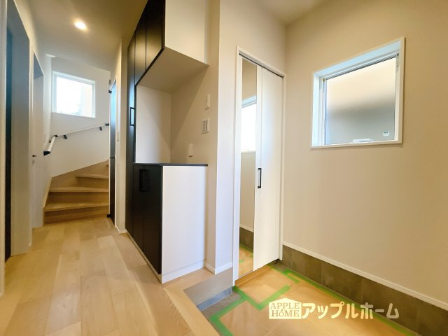 【新築住宅】さいたま市中浦和5期 全5棟の玄関|住まう人も来客も入った時にワクワクさせてくれるオシャレな玄関♪収納もたっぷりあるので、靴がたくさんあっても安心！