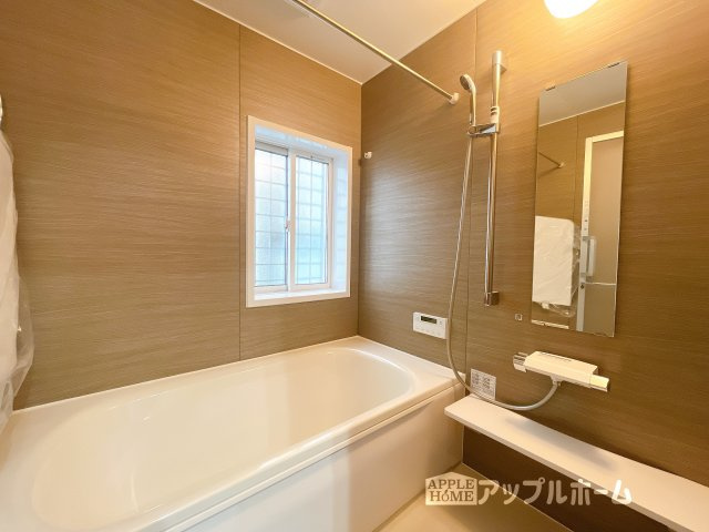 【新築住宅】さいたま市中浦和5期 全5棟の浴室|窓付きのバスルームは、採光もあり明るく気持ちの良い空間です。窓があることで、換気環境も良好。掃除もスムーズに出来ます