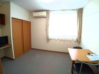 【居間・リビング】 | レオパレス上野芝 | ワイドな窓にて明るいお部屋