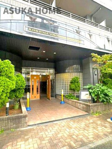 カインドステージ横浜阪東橋のエントランス|オートロック、防犯カメラセキュリティOK、エントランスを出るとすぐご近所に横浜通り商店街アーケードが広がります。生活便利！