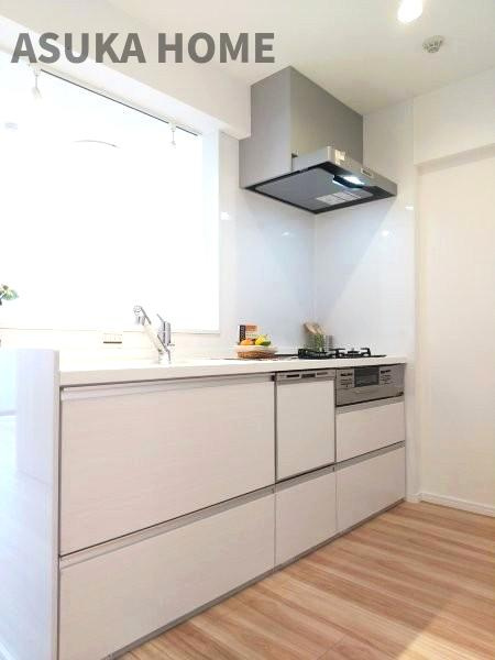 カインドステージ横浜阪東橋のキッチン|採光の整ったカウンターキッチンは広さも十分、お気に入りの観葉植物を育てたり、お料理作りも楽しめそう。