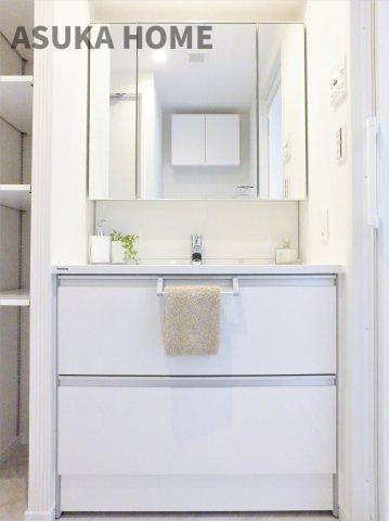 カインドステージ横浜阪東橋の独立洗面台|使いやすい3面鏡♪