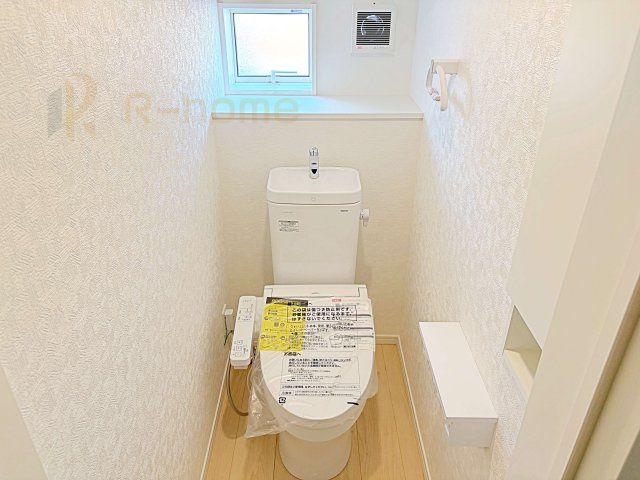 土浦市神立町第8　新築戸建て　1号棟のトイレ|温水洗浄便座付きのトイレ。
トイレが２ヵ所設置で朝の忙しい時間でも安心です。