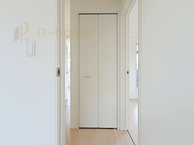 土浦市神立町第8　新築戸建て　1号棟の収納|あると嬉しいホールクローゼット！家族で活用できる便利な収納スペース♪