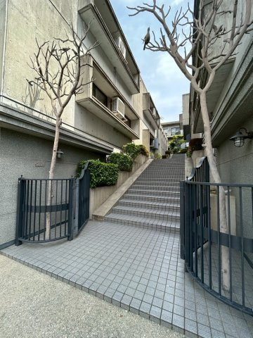 ラジュニール春日丘のエントランス