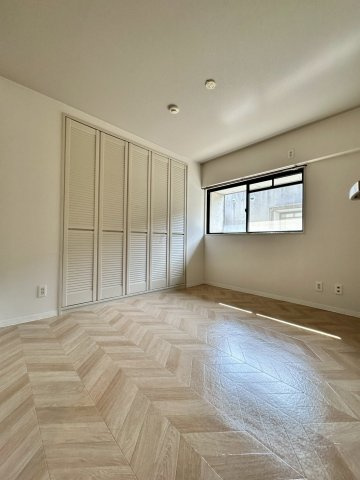 ラジュニール春日丘の洋室