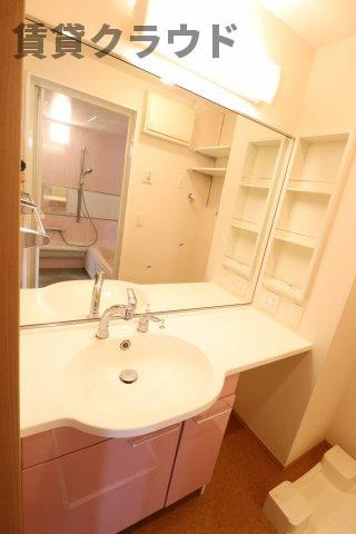 バル・ドミールの洗面所|広い洗面スペース