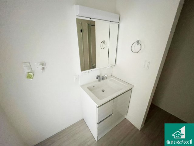 加古川市加古川町本町　第2期　新築一戸建ての独立洗面台|清潔感のある洗面台です。フラットな鏡は掃除がしやすく毎日清潔！鏡裏には収納があるのでスッキリとした洗面台が保てます。