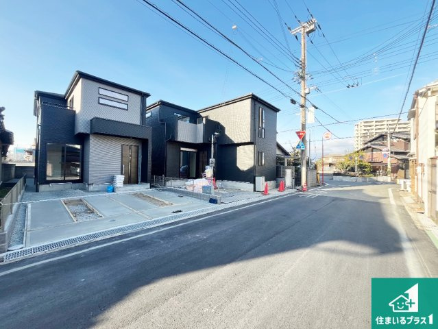 加古川市加古川町本町　第2期　新築一戸建ての前面道路含む現地写真|周辺は閑静な住宅街！前面道路広々で車の出し入れも便利です。駐車が苦手な方でも安心して車庫入れできます！