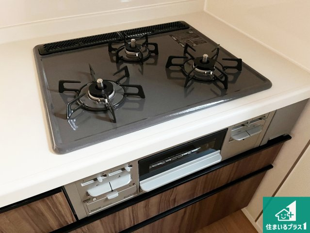 加古川市加古川町本町　第2期　新築一戸建ての設備|ダブル高火力Ｓｉセンサー付きコンロ！３口あるので、まとめて料理をする時も大活躍！