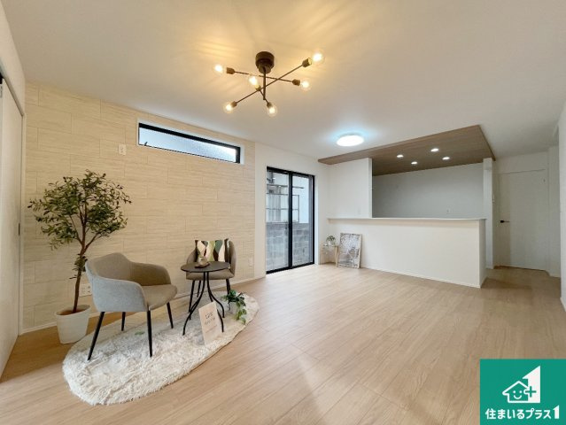 加古川市加古川町本町　第2期　新築一戸建ての居間・リビング|子供を見守りながらお料理が出来るため家族のコミュニケーションか増えます♪スペースが広く確保されている為お子様が大きくなったときは一緒に料理を楽しめます♪