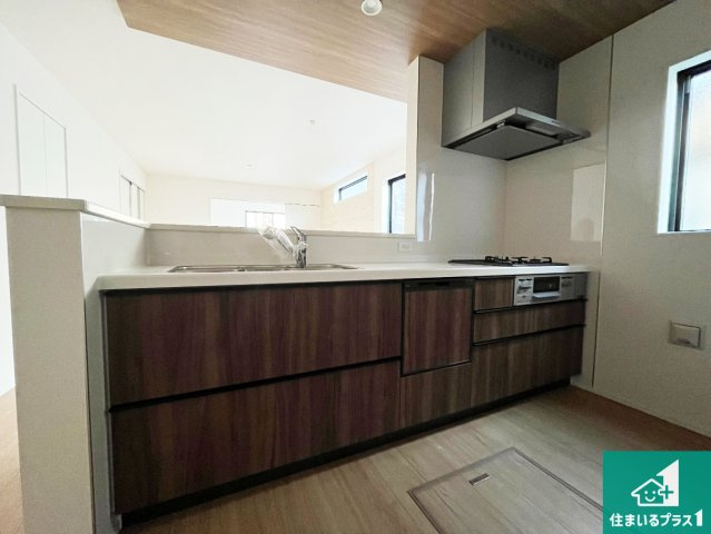 加古川市加古川町本町　第2期　新築一戸建てのキッチン|明るいリビングで朝の目覚めもスッキリできそう！対面キッチンでご家族のコミュニケーションも自然と増える設計！小さなお子様が遊ぶスペースを作っても広々とくつろげるLDK！