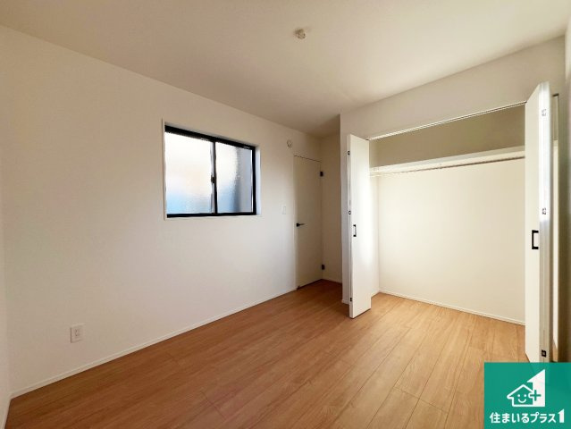 加古川市加古川町本町　第2期　新築一戸建ての洋室|寝室は心地よい眠りについてもらいたくて、シンプルかつ開放的な空間な設計にしています！大きな窓から差し込む日が心地いいです♪