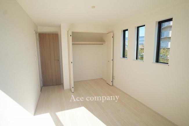 【子供部屋】 | 八尾市志紀町南4丁目 | 【3階：洋室6帖】クローゼット完備です♪