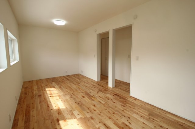 横浜西町　新築戸建　【高台】の洋室|2F　南の部屋　4.5帖+4.5帖