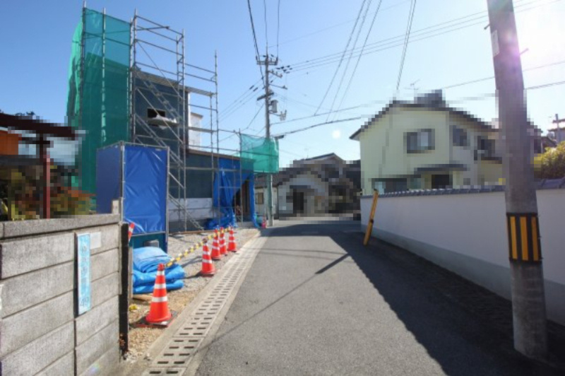 横浜西町　新築戸建の前面道路含む現地写真