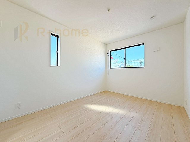 土浦市神立町第8　新築戸建て　3号棟の洋室|2面窓の風通しの良い洋室です♪差し込む暖かな陽当たりで、室内がくつろげる空間に早変わりです♪