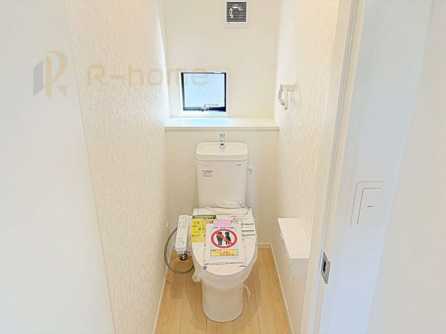 土浦市神立町第8　新築戸建て　3号棟のトイレ|温水洗浄便座付きのトイレ。
トイレが２ヵ所設置で朝の忙しい時間でも安心です。