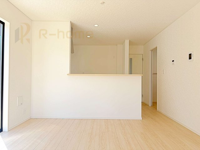 土浦市神立町第8　新築戸建て　3号棟のキッチン|リビングで遊ぶお子様にも目が届くカウンターキッチン！