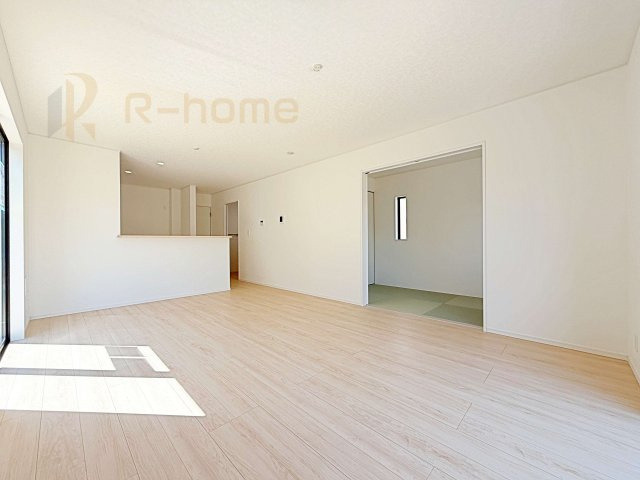 土浦市神立町第8　新築戸建て　3号棟の居間・リビング|広々としたLDK♪充分な広さがあり、ご家族でインテリアのレイアウトを考えるのも楽しみですね！
