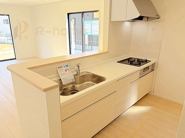 土浦市神立町第8　新築戸建て　3号棟のキッチン|料理をしながら家族とコミュニケーションが取れる対面式システムキッチン。