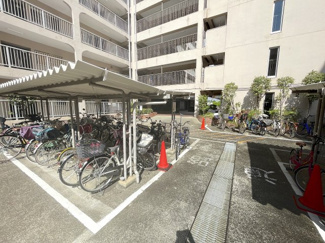 【駐輪場】 | 白鷺スカイハイツ | 駐輪場に屋根があるので、雨の日に自転車が濡れにくく嬉しいですね！