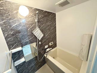 【浴室】 | 白鷺スカイハイツ | 【浴室リフォーム済】ゆったりとくつろげる綺麗な浴室ですよ！時間短縮でシャワーだけの方も多いですが、一日の疲れを癒すため湯船に浸かれば心身ともにリラックスできますね♪