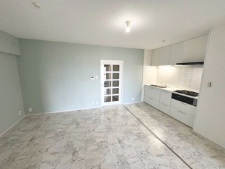 【居間・リビング】 | 白鷺スカイハイツ | クロス張替え済！綺麗な壁で室内が明るくなりますね！爽やかな気分でお過ごしいただけますよ♪