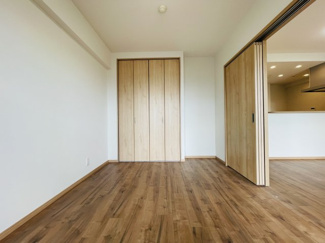 【洋室】 | ハイネスピア六甲薬師通 | ■ 洋室 約6.0帖
リビングに隣接した南向き洋室。
バルコニーに面し明るく、和室から洋室へ変更済。