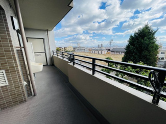 【バルコニー】 | ハイネスピア六甲薬師通 | ■ バルコニー
スロップシンク付きで掃除やガーデニングにも便利なバルコニー。